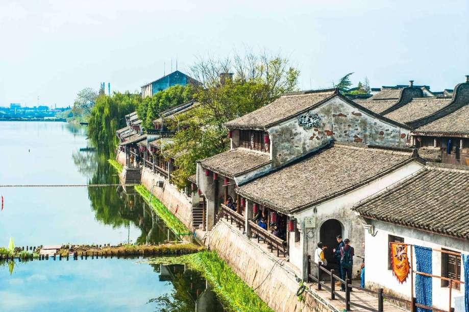 《欢乐颂》安迪忽然抱住老谭,老谭浑身僵硬,两人的关系总算明朗